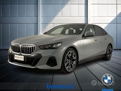 Usata BMW 520 M Sport 197 CV (144 kW) 2023 Brooklyn grey metallic Berlina
