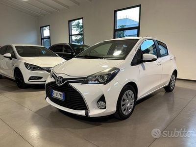 Usata Toyota Yaris Lounge 69 CV (50 kW) 2015 Bianco Utilitaria