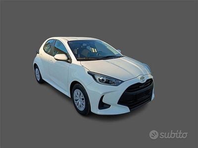 Begagnad Toyota Yaris Hybrid Active 92 HK (67 kW) 2025 Vit Sedan