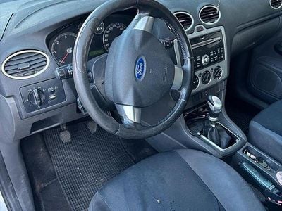 Begagnad Ford Focus 100 HK (73 kW) 2005 Grå Sedan