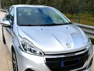 Usata Peugeot 208 Allure 82 CV (60 kW) 2015 Utilitaria