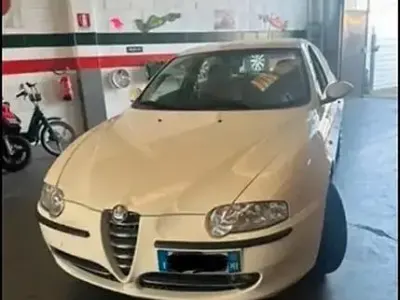 Usata Alfa Romeo 147 105 CV (77 kW) 2003 Bianco Utilitaria