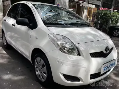Usata Toyota Yaris 69 CV (50 kW) 2009 Bianco Utilitaria