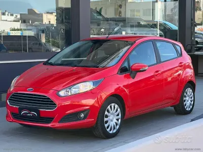 Usata Ford Fiesta 75 CV (55 kW) 2015 Rosso Utilitaria