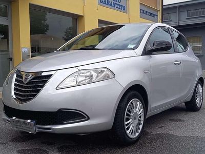 Usata Lancia Ypsilon 69 CV (50 kW) 2014 Argento metallizzato Utilitaria