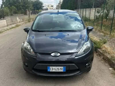 Usata Ford Fiesta 68 CV (50 kW) 2010 Grigio Berlina