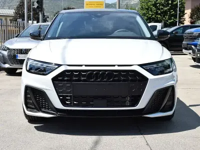 Nuova Audi A1 Ambiente 116 CV (85 kW) 2026 Bianco ghiaccio metallizzato / tetto nero SUV