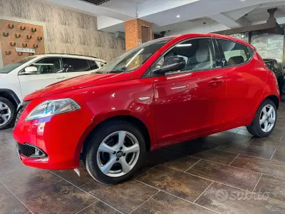 Usado Lancia Ypsilon 69 HP (50 kW) 2015 Vermelho Citadino