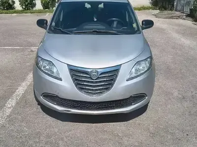 Usado Lancia Ypsilon 80 HP (58 kW) 2013 Cinzento Citadino