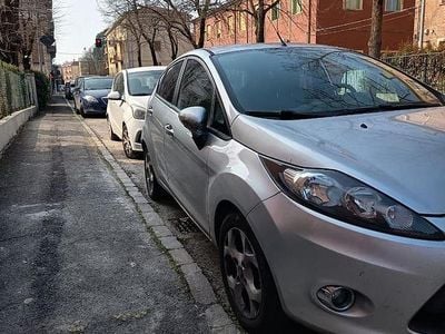 Usata Ford Fiesta 70 CV (51 kW) 2012 Grigio Utilitaria