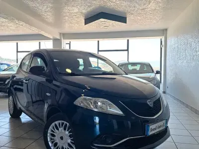 Usata Lancia Ypsilon Platinum 69 CV (50 kW) 2016 Bluazzurro Utilitaria