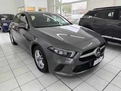 Usata Mercedes A180 Business 116 CV (85 kW) 2019 Grigio scuro Berlina