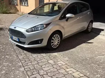 Usata Ford Fiesta 75 CV (55 kW) 2016 Grigio Utilitaria