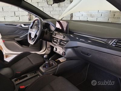 Usata Ford Focus 125 CV (91 kW) 2020 Grigio Berlina
