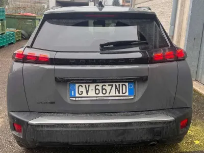 Usata Peugeot 2008 Allure 101 CV (74 kW) 2024 Grigio SUV