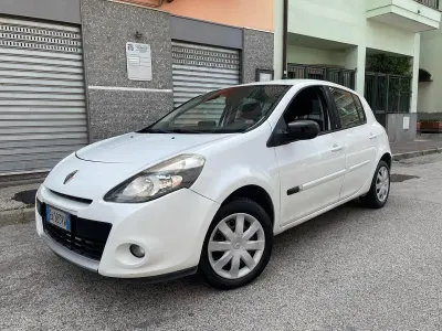 Usata Renault Clio II 75 CV (55 kW) 2010 Bianco Berlina