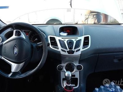 Usata Ford Fiesta 68 CV (50 kW) 2010 Grigio Utilitaria