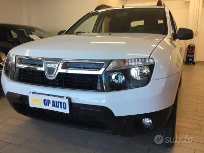 Usata Dacia Duster Lauréate 102 CV (75 kW) 2013 Bianco SUV