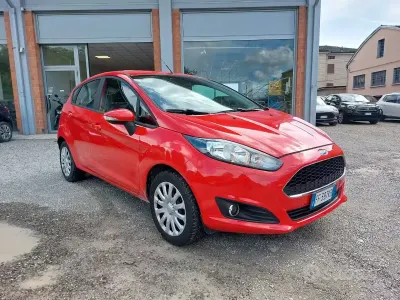Begagnad Ford Fiesta 95 HK (69 kW) 2016 Röd Halvkombi