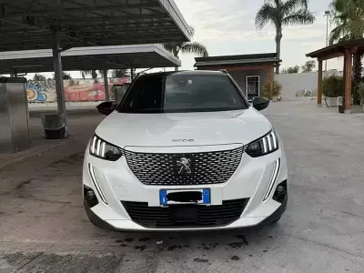 Usata Peugeot 2008 GT 56 kW (77 CV) 2022 Bianco SUV