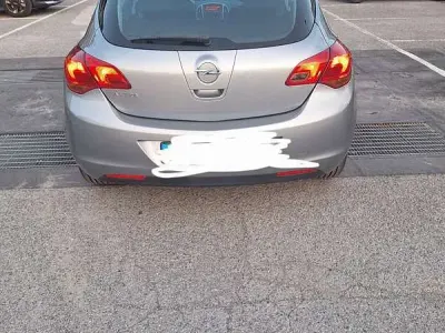 Usata Opel Astra 101 CV (74 kW) 2010 Berlina