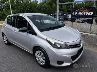 Usata Toyota Yaris Lounge 69 CV (50 kW) 2012 Grigio Utilitaria