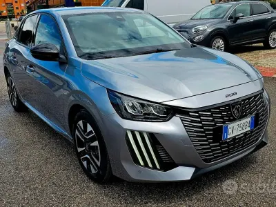 Usata Peugeot 208 GT 101 CV (74 kW) 2024 Grigio Utilitaria