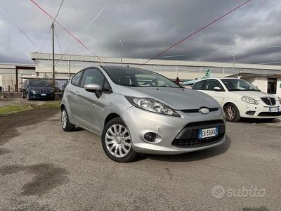 Gebraucht Ford Fiesta 82 PS (60 kW) 2010 Grau Limousine