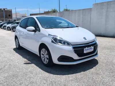 Gebraucht Peugeot 208 Active 68 PS (50 kW) 2015 Weiß Kleinwagen