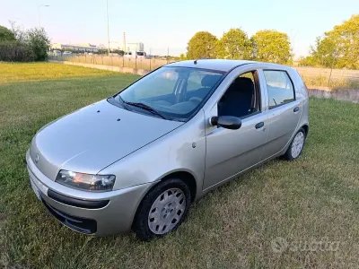 Usado Fiat Punto 80 CV (58 kW) 2000 Gris Utilitario