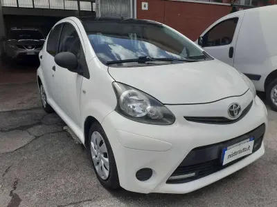 Usata Toyota Aygo Connect Style 68 CV (50 kW) 2014 Bianco Utilitaria