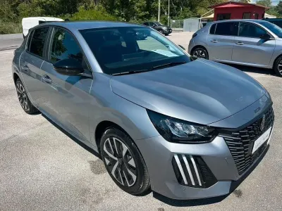 Nuova Peugeot 208 Allure 100 CV (73 kW) 2025 Grigio Utilitaria