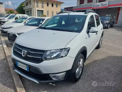 Usata Dacia Sandero Prestige 90 CV (66 kW) 2014 Bianco pastello Berlina