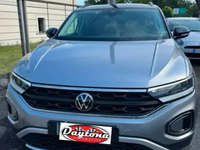 Usata VW T-Roc Life 150 CV (110 kW) 2024 Grigio tetto nero SUV