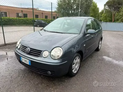 Käytetty VW Polo 75 HP (55 kW) 2004 Harmaa Viistoperä