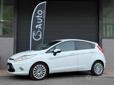 Usata Ford Fiesta Titanium 68 CV (50 kW) 2010 Bianco Berlina