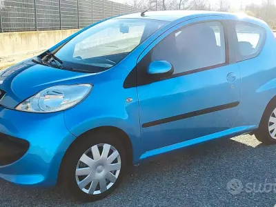 Usata Peugeot 107 68 CV (50 kW) 2007 Bluazzurro Utilitaria