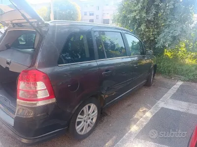 Usata Opel Zafira 2008 Grigio Monovolume