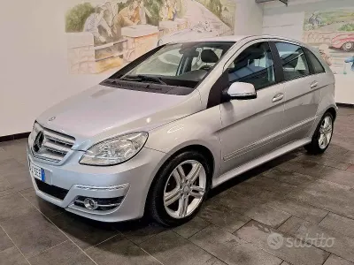 Usata Mercedes B180 Premium 109 CV (80 kW) 2011 Argento Utilitaria