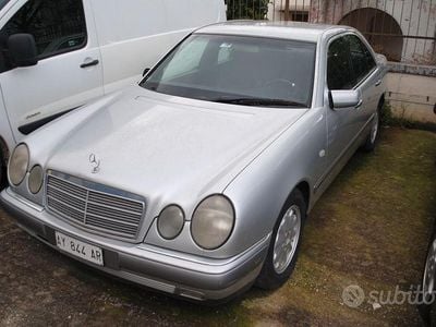 Usata Mercedes 220 102 CV (75 kW) 1999 Grigio Berlina