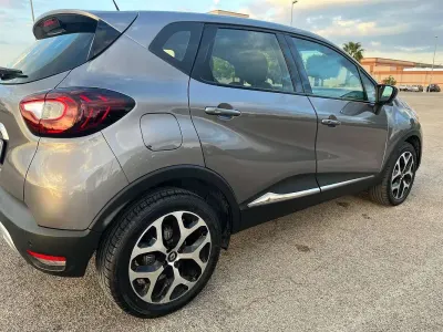 Usata Renault Captur 110 CV (80 kW) 2017 Grigio SUV