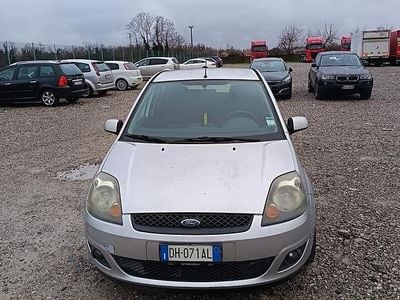 Usata Ford Fiesta 68 CV (50 kW) 2007 Grigio Utilitaria