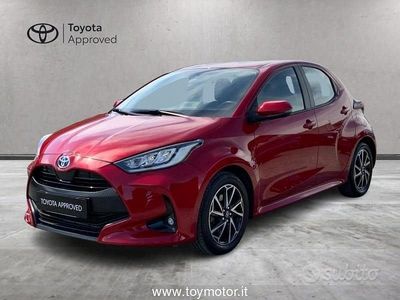 Begagnad Toyota Yaris Hybrid Trend 115 HK (84 kW) 2022 Röd Sedan