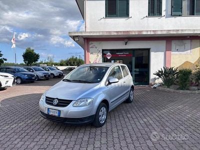 Begagnad VW Fox 54 HK (39 kW) 2006 Grå Halvkombi