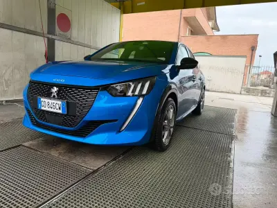 Usata Peugeot 208 GT-line 101 CV (74 kW) 2021 Bluazzurro Utilitaria