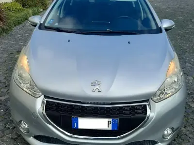 Usata Peugeot 208 95 CV (69 kW) 2015 Utilitaria