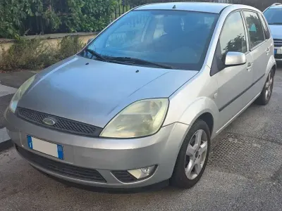 Usata Ford Fiesta Ghia 75 CV (55 kW) 2005 Grigio Utilitaria