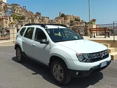 Usata Dacia Duster Lauréate 101 CV (74 kW) 2015 Bianco SUV