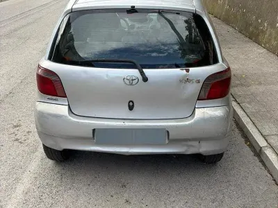 Second-hand Toyota Yaris 68 CP (50 kW) 2000 Gri Berlinǎ