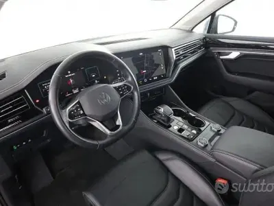Usata VW Touareg Elegance 231 CV (169 kW) 2024 Grigio SUV